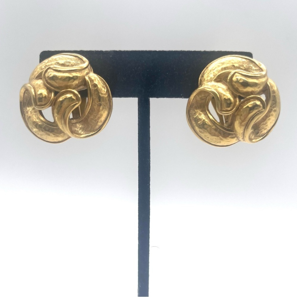 Oscar De La Renta Vintage Swirl clip on Earrings